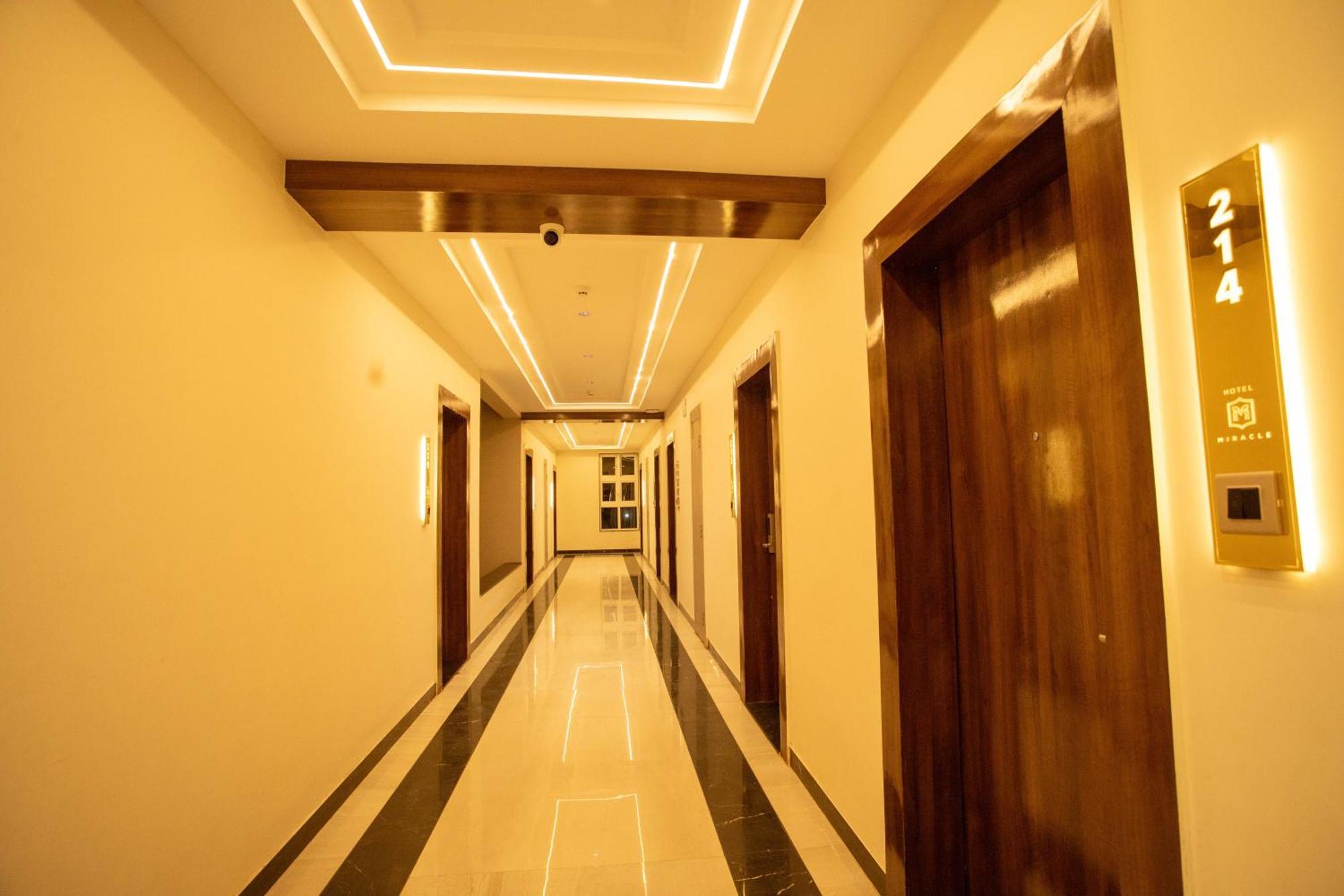 Hotel Miracle 2Km From Mahakal Temple 乌贾因 外观 照片