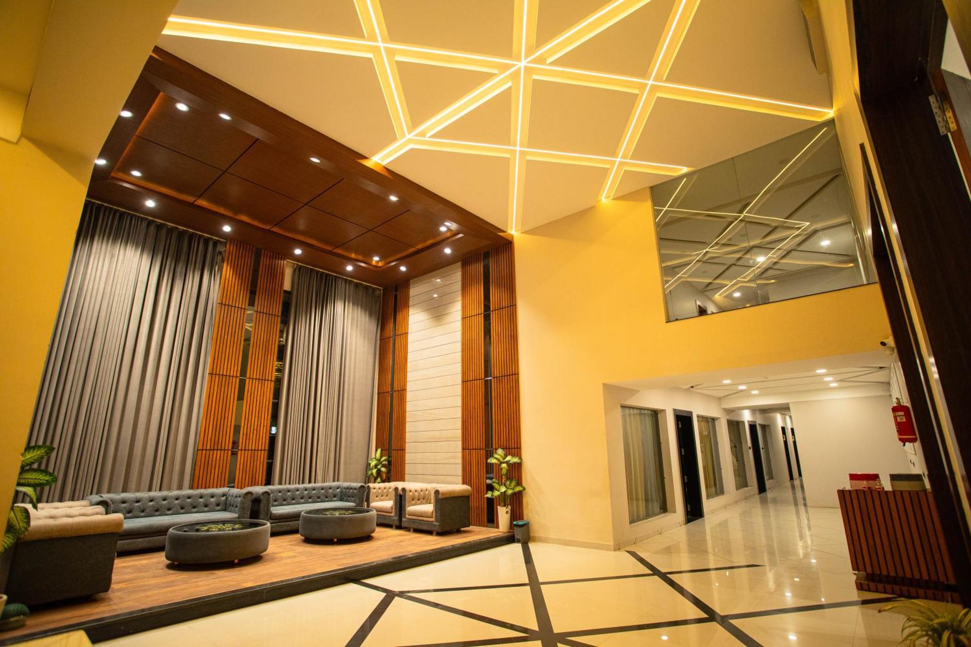Hotel Miracle 2Km From Mahakal Temple 乌贾因 外观 照片