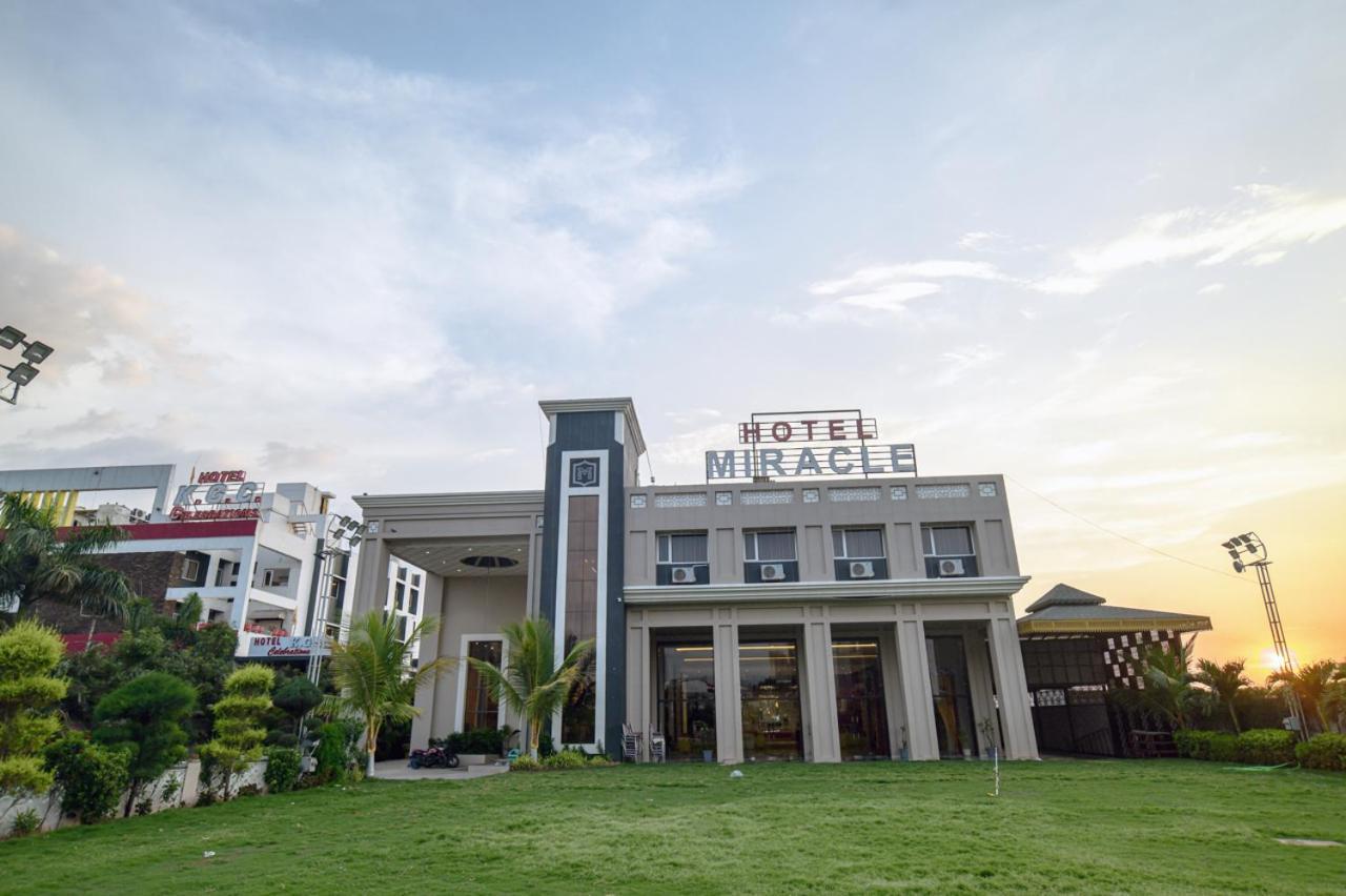 Hotel Miracle 2Km From Mahakal Temple 乌贾因 外观 照片