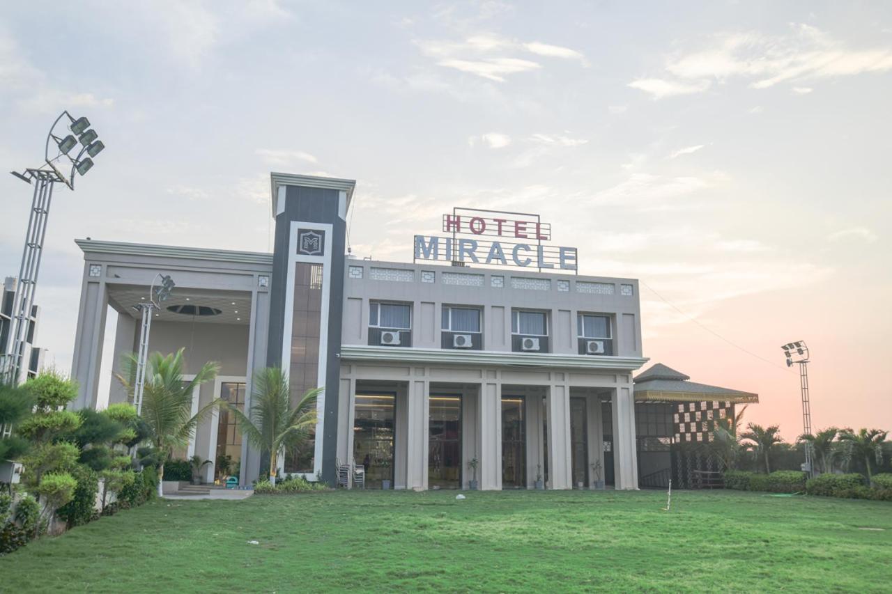 Hotel Miracle 2Km From Mahakal Temple 乌贾因 外观 照片