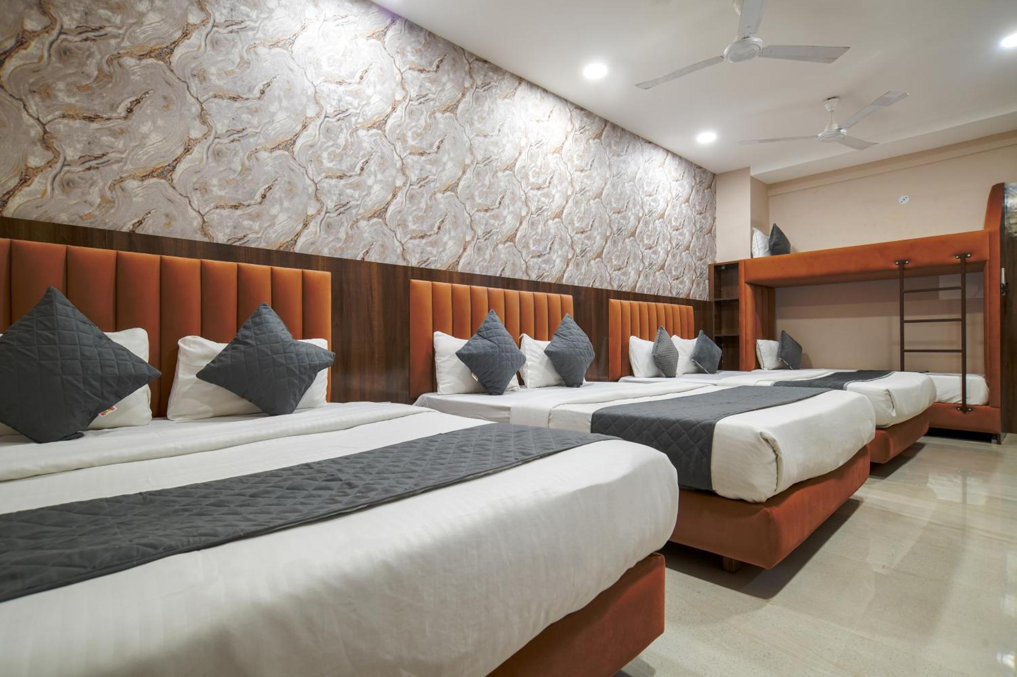 Hotel Miracle 2Km From Mahakal Temple 乌贾因 外观 照片