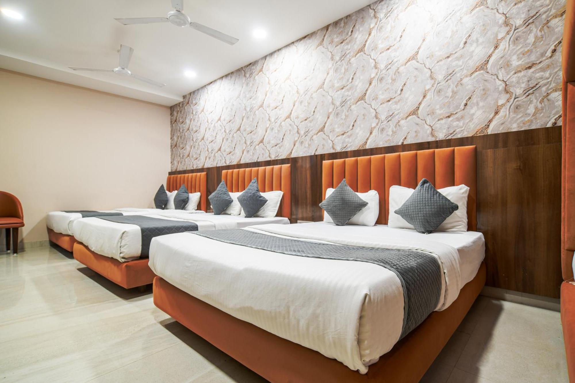 Hotel Miracle 2Km From Mahakal Temple 乌贾因 外观 照片