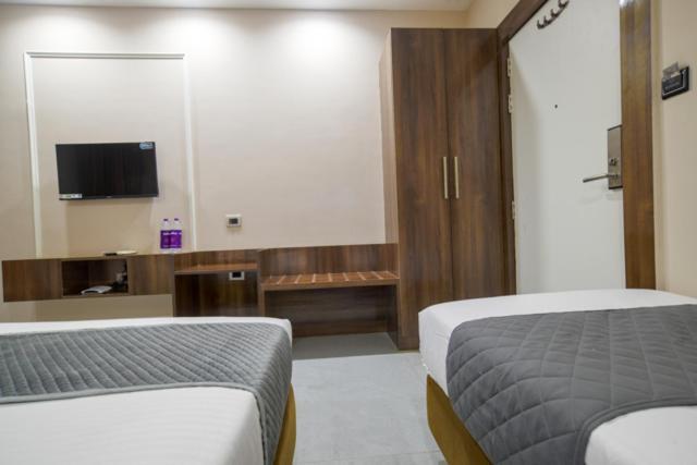 Hotel Miracle 2Km From Mahakal Temple 乌贾因 外观 照片