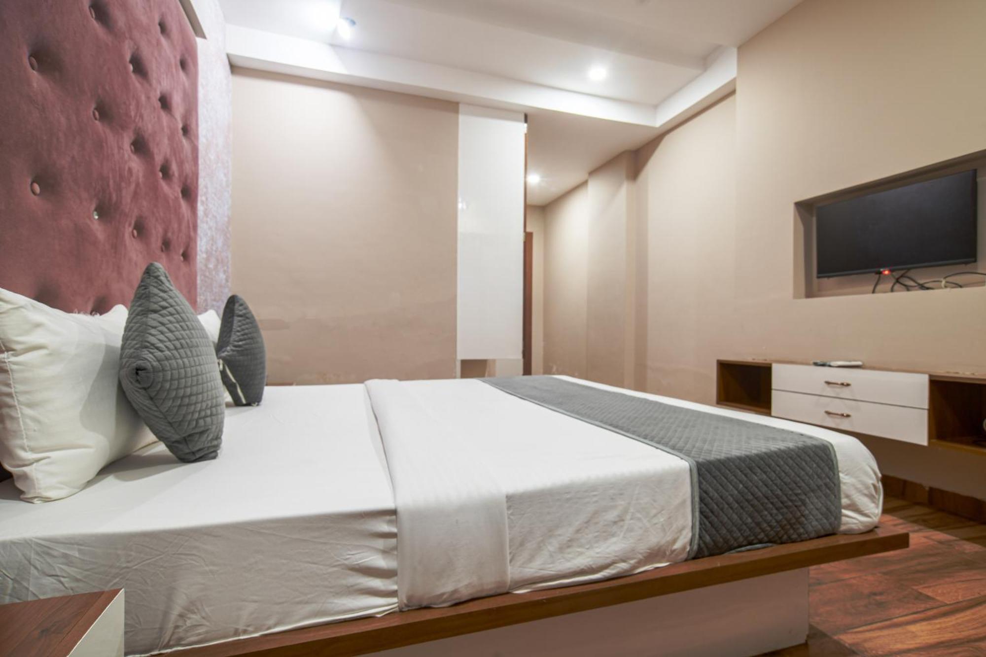 Hotel Miracle 2Km From Mahakal Temple 乌贾因 外观 照片