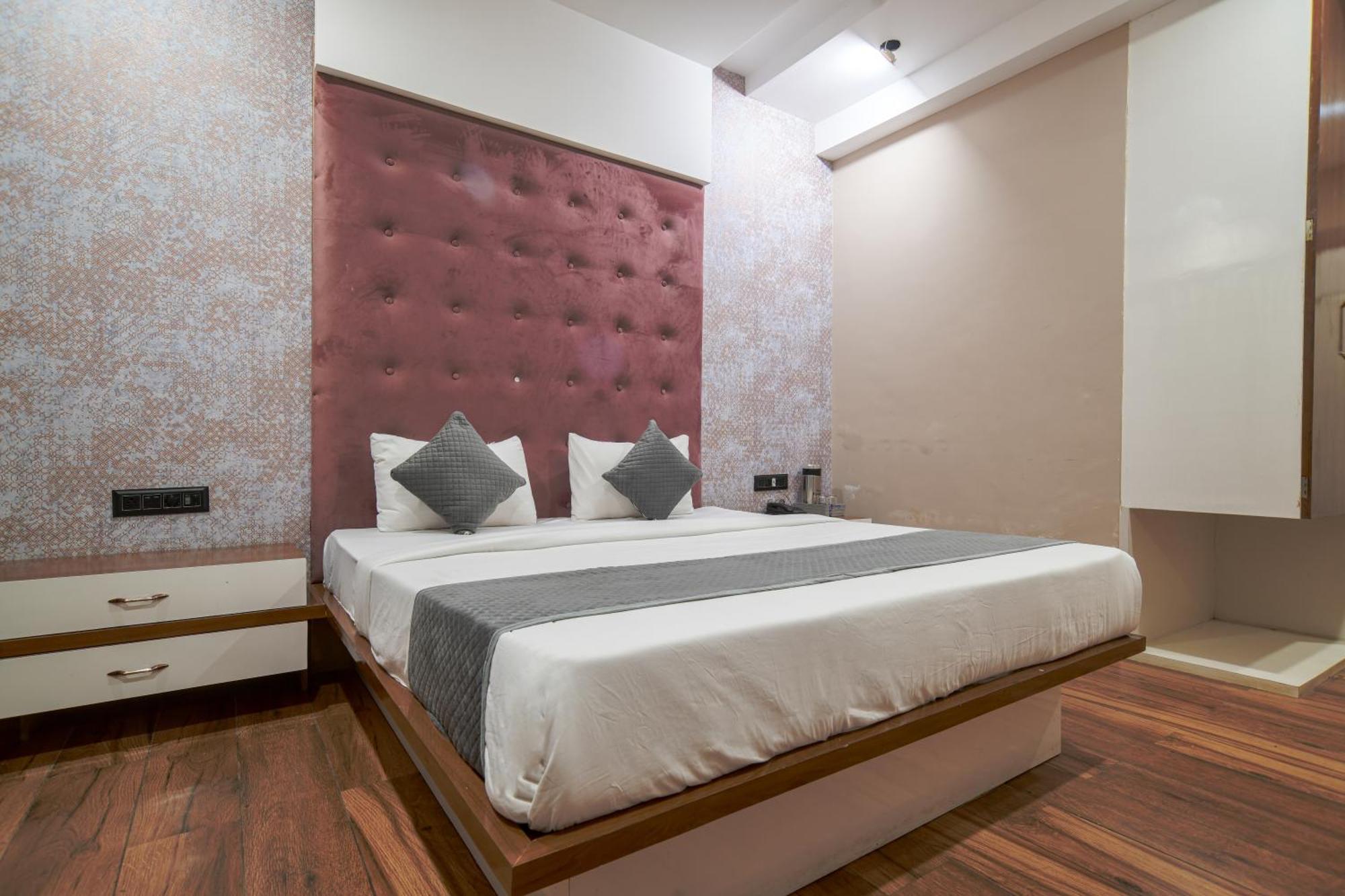 Hotel Miracle 2Km From Mahakal Temple 乌贾因 外观 照片